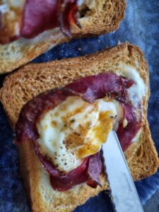 Snídaňový toast - jednoduchá snádaně z horkovzdušné fritézy - toustový chléb, vejce, šunka nebo slanina,...