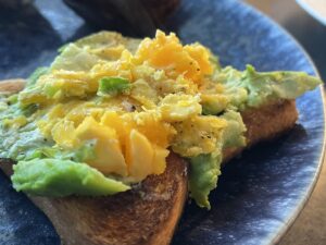 Jak na avokádo s vejcem a chlebem? Je to naprosto jednoduché a zdravé
