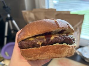 Jak připravit domácí cheeseburger nebo hamburger? Horkovzdušná fritéza se o vše postará - Recept na Hamburger v horkovzdušné fritéze