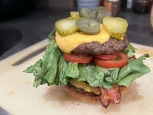 Jak se vrství Smash burger hamburger?