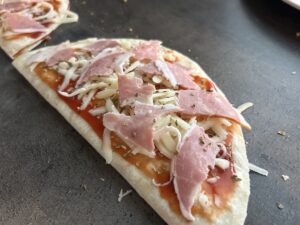 Domácí pizza se šunkou a sýrem