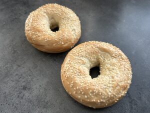 Co je to bagel a co z něj udělat? Kde koupit bagel? Jak chutná bagel?