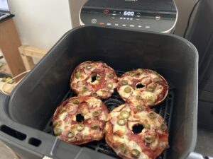 Recept na Pizza bagel v horkovzdušné fritéze - domácí pizza recept se šunkou a sýrem