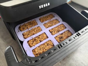 Jak dlouho a na jakou teplotu péct domácí müsli tyčinky v horkovzdušné fritéze?