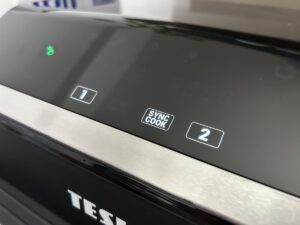 horkovzdušná fritéza TESLA - Funkce Sync Cook, Sync Finish, Předehřátí a Protřepání jídla