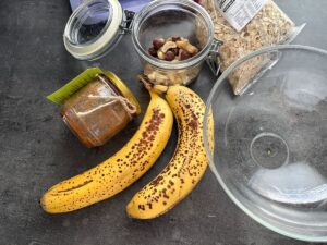 Ingredience na domácí müsli tyčinky z horkovzdušné fritézy