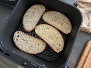 Jde udělat topinky v horkovzdušné fritéze?