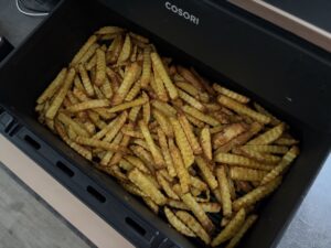 Jak připravit hranolky v horkovzdušné fritéze? Tajný trik: rozprašovač na olej