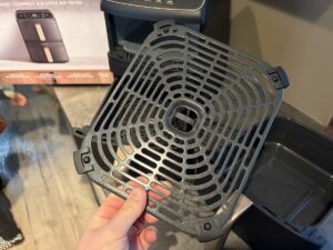 Povrch a vlastnosti koše Cosori Turbo Tower Compact - keramické koše