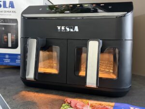 TESLA AirCook DualHeat QD464 XXL - průzorová okénka a vnitřní osvětlení