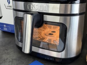 Průzorové okénko a vnitřní osvětlení – kontrola jídla během vaření
