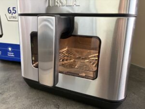 Recenze TESLA AirCook DualHeat QD65 XXL - průzorové okénko a vnitřní osvětlení