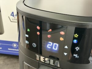 Displej – Recenze TESLA AirCook Q45 Pro