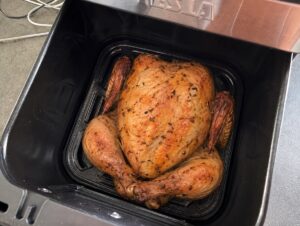 Celé kuře v horkovzdušné fritéze – Recenze TESLA AirCook DualHeat QD65 XXL